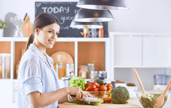 Una joven prepara comida en la cocina. La comida sana - la ensalada vegetal. Dieta. El concepto de dieta. Estilo de vida saludable. Cocinar en casa. Cocinero — Foto de Stock