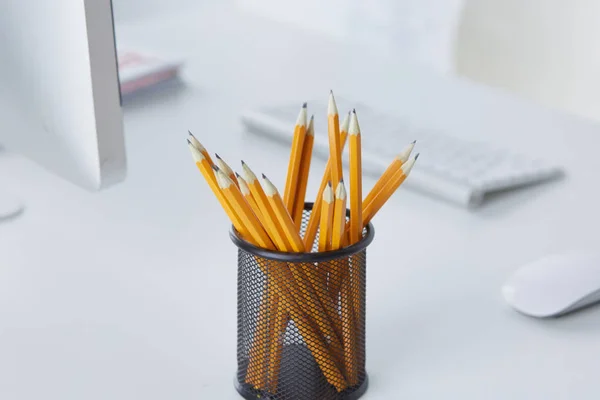 Grafiet potloden in een glazen kopje op de tafel van office. Concept. — Stockfoto
