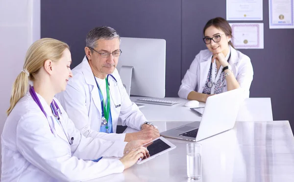 Médicos teniendo una discusión médica en una sala de reuniones —  Fotos de Stock