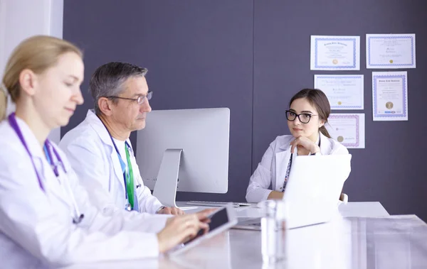 Medici che fanno una discussione medica in una sala riunioni — Foto Stock