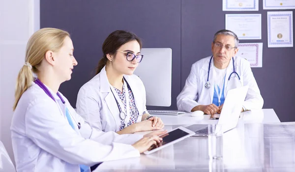 Medici che fanno una discussione medica in una sala riunioni — Foto Stock