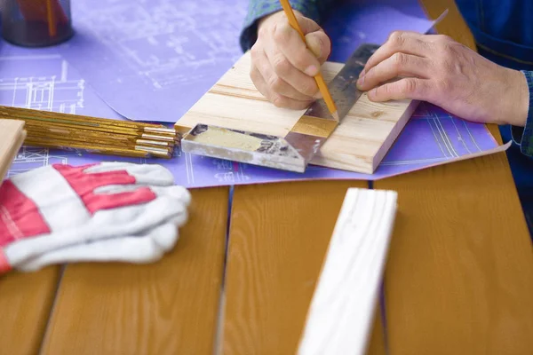 Ingénieur charpentier travaillant sur ordinateur portable et projet de croquis — Photo