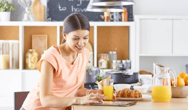 Cep telefonu görünümlü ve cam tutan gülümseyen güzel kadın 