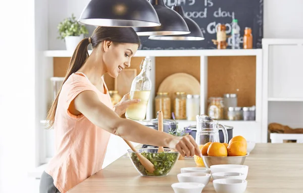 緑の党からの食糧を準備する幸せな若い料理女の子 — ストック写真