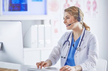 Ofiste kulaklık mutlu gülümseyen genç doktor Portresi