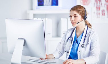 Ofiste kulaklık mutlu gülümseyen genç doktor Portresi