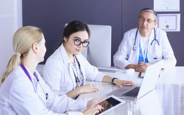 Doktorlar sağlık tartışma toplantı odasına sahip