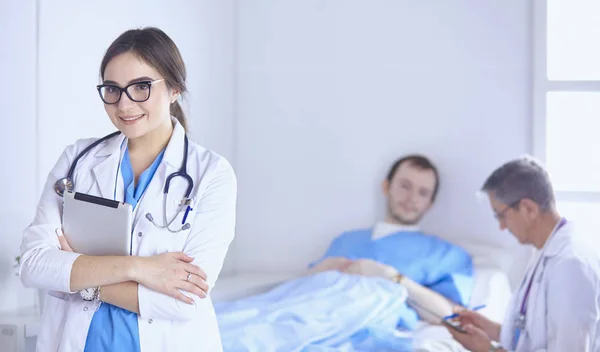 Lekarz, sprawdzenie rytmu serca pacjenta w łóżku z stetoskop — Zdjęcie stockowe
