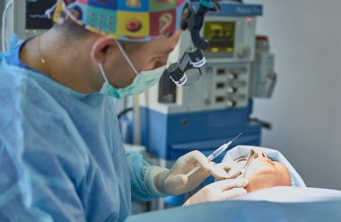 T sırasında ameliyat masasında hasta çevreleyen birkaç doktor