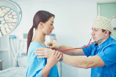 Sarkma göğüslerini düzeltmek isteyen kız, alıcıda