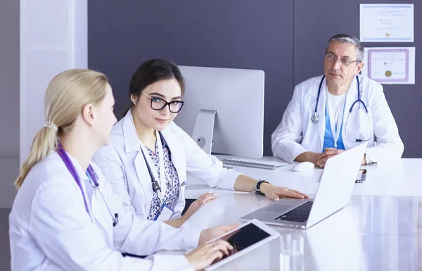 Médicos tendo uma discussão médica em uma sala de reuniões — Fotografia de Stock