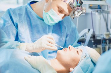 T sırasında ameliyat masasında hasta çevreleyen birkaç doktor