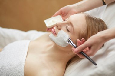 insanlar, güzellik, kozmetik ve tedavi genel kavram - in yakın