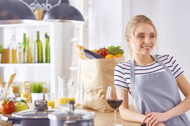 güzel bir kadın mutfakta şarap kırmızı içme