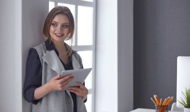 Ofiste çalışan başarılı bir iş kadını.