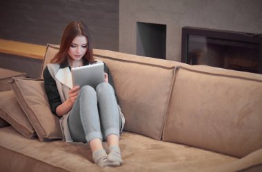 şık bir kanepede oturan güzel kız