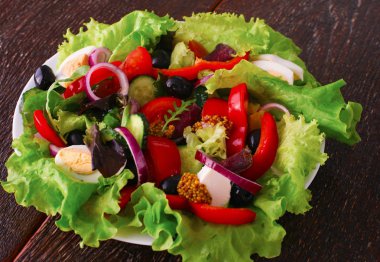 bir masada bir plaka taze sebzelerden salata, seçici fo