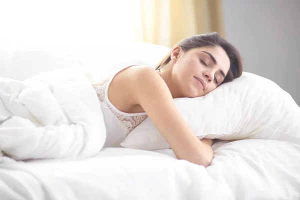 Vacker ung kvinna basking i sängen på morgonen. Vacker — Stockfoto