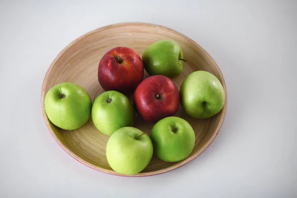 La mela verde e rossa giace su un tavolo bianco — Foto Stock
