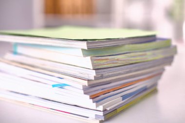 beyaz zemin üzerine kağıt yığını, yakın çekim