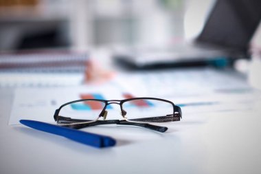 Ofis de bir not defteri, dizüstü bilgisayar, kalem, grafik kağıt belge