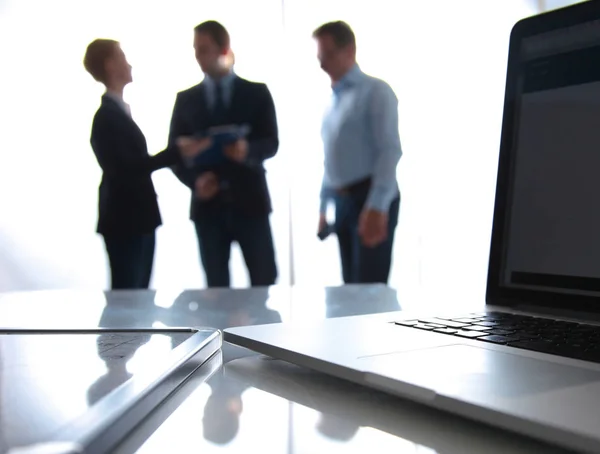 Focus on laptop on the table. Blurred people on background — Stock Photo, Image