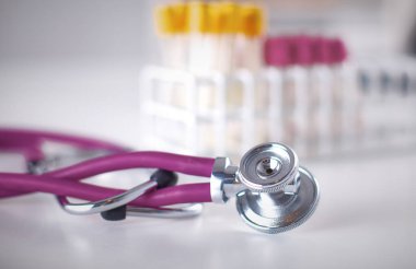 stetoskop tıbbi tüpler beyaz zemin üzerine yakın