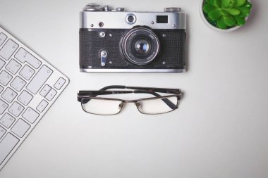 Dizüstü wireles ile ofis grafik tasarım kalem fare üst görünümü