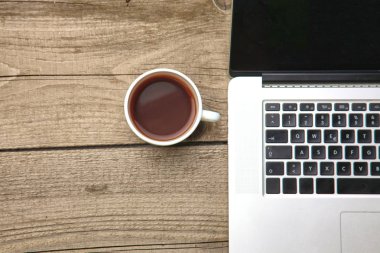 Ahşap kapalı kalem, dizüstü bilgisayar ve çay bardağı ile boş kartvizitler