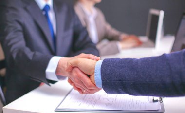 Bana belge ve fikirleri tartışan iş ortaklarının imajı