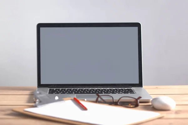 Laptop står på ett träbord — Stockfoto
