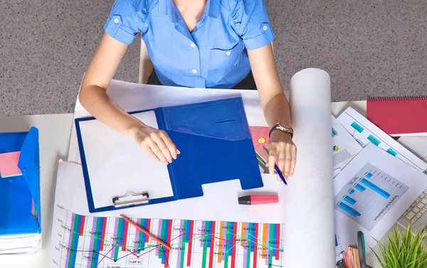 Jonge grafisch ontwerper werkt op laptop, Tablet PC thuis gebruiken — Stockfoto