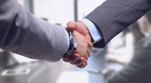 Geschäftlicher Händedruck. Zwei Geschäftsleute schütteln einander die Hand — Stockfoto