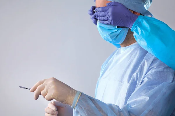 Cirujano en uniforme de primer plano listo para el paso —  Fotos de Stock