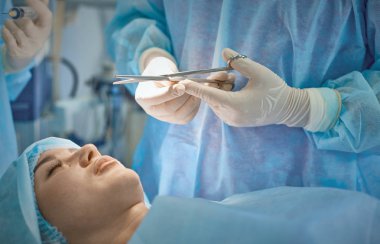 T sırasında ameliyat masasında hasta çevreleyen birkaç doktor