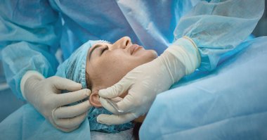 T sırasında ameliyat masasında hasta çevreleyen birkaç doktor