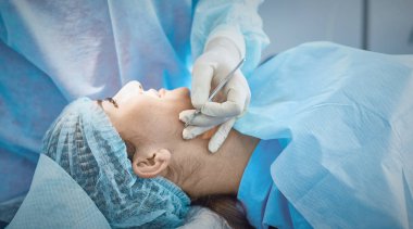 T sırasında ameliyat masasında hasta çevreleyen birkaç doktor