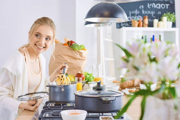 台所で料理をする若い女性。健康食品 — ストック写真