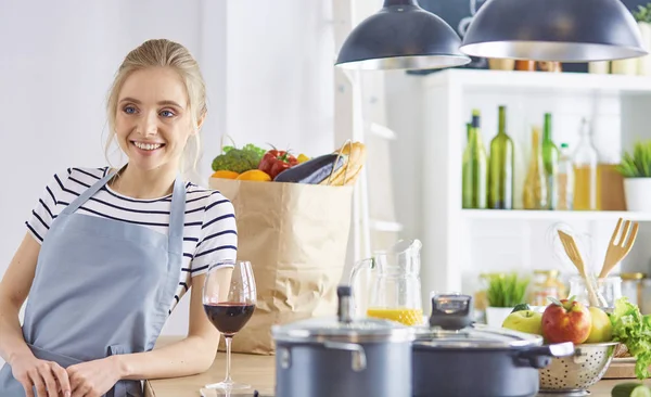 Mujer joven con vino de rosas en la mesa con frutas, profundidad superficial — Foto de Stock