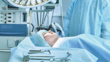 T sırasında ameliyat masasında hasta çevreleyen birkaç doktor