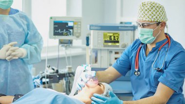 T sırasında ameliyat masasında hasta çevreleyen birkaç doktor