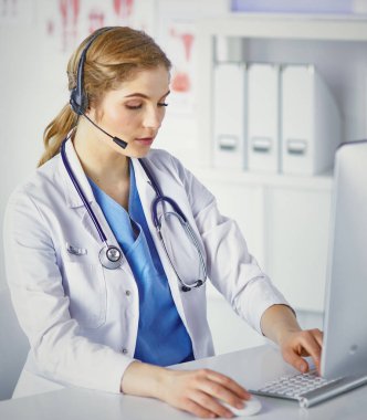 Ofiste kulaklık mutlu gülümseyen genç doktor Portresi