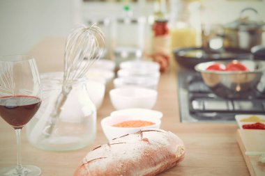 Bir tabloda bir yumuşak çavdar tommy ile iştah açıcı bir kabuk.