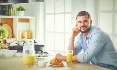 bir iş adamı kahvaltı defter ve suyu ile