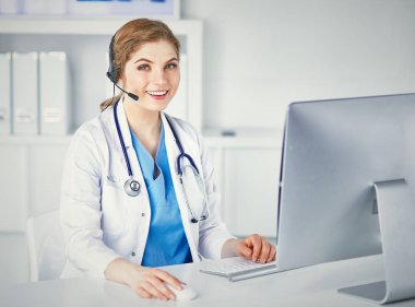 Ofiste kulaklık mutlu gülümseyen genç doktor Portresi