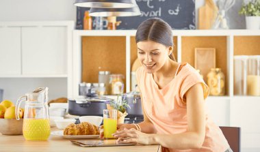 Cep telefonu görünümlü ve cam tutan gülümseyen güzel kadın