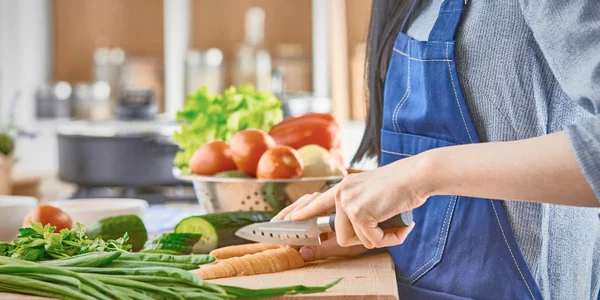 Una giovane donna prepara il cibo in cucina. Cibo sano - vege — Foto Stock