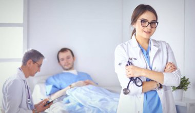 Doktor stetoskop ile yatakta hasta kalp ritmini kontrol