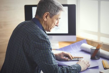 Dizüstü bilgisayarda çalışan ve Proje çizimi mühendis marangoz