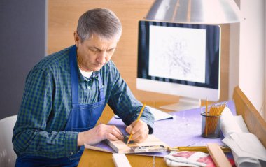 Dizüstü bilgisayarda çalışan ve Proje çizimi mühendis marangoz